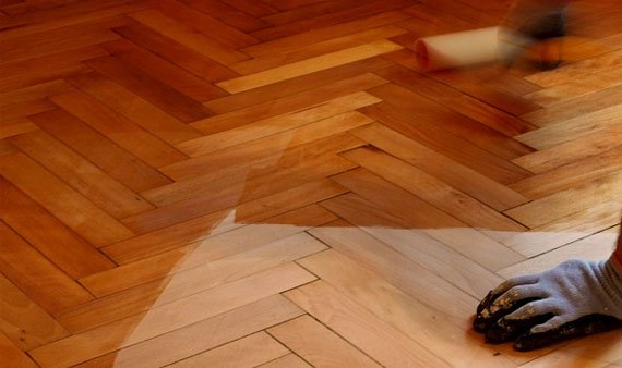 Pourquoi faire vitrifier son parquet par un professionnel du bois ?